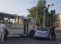 Пассажир маршрутки получил травму лица после столкновения ПАЗа с "Опелем" в Воронеже