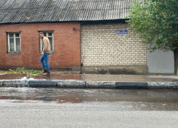Бурный фонтан воды из-под бордюра затопил улицу в Воронеже