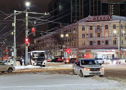 Маршрутка с пассажирами внутри влетела в злополучный светофор в центре Воронежа