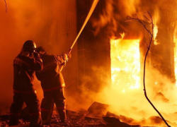 В центре Воронежа 25 человек почти час тушили пожар в староновогоднюю ночь