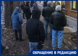 «Очередь физически не помещается внутри»: отделение почты готово лопнуть от количества воронежцев