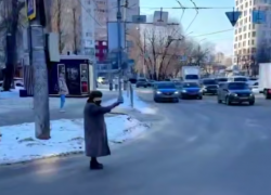 Бабушка-регулировщица Воронежа вновь вышла на боевой пост