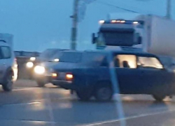 Мощная пробка возникла из-за "дня жестянщика" на мосту в Воронеже