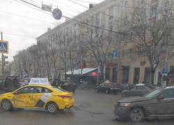 Пассажирка такси пострадала в ДТП с BMW в центре Воронежа