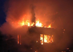 Под Воронежем огонь уничтожил дачный домик в селе Крыловка