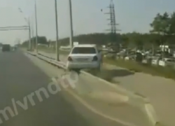 Выдающаяся авария из-за ничего попала на видео в Воронеже