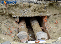 Припаркованный автомобиль помешал устранению коммунальной аварии в Воронеже