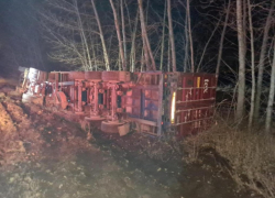 Полиция показала снимки ДТП с перевернувшимся грузовиком на М-4 «Дон» 