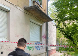 Дело о гибели упавшей с балкона в Воронеже пенсионерки год спустя зашло в коммунальный тупик