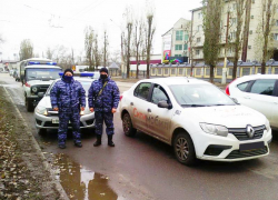 Таксиста разбил инсульт посреди дороги в Воронеже