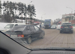 Огромная воронежская улица встала в пробке от начала и до конца 
