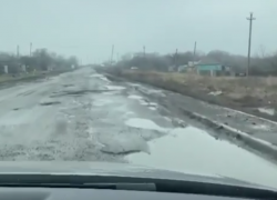 "Ямы размером с человеческий рост", – воронежцы засняли на видео дырявую дорогу 