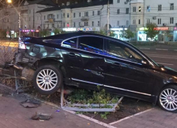 Опубликовано фото ночного погрома, устроенного иномаркой у ТЦ в Воронеже