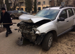 В центре Воронежа два внедорожника врезались друг в друга у школы