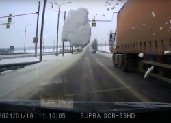 Почему не стоит ехать за снежной фурой, наглядно показали на трассе под Воронежем