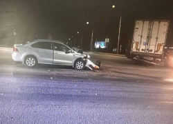 Женщина пострадала минувшей ночью в ДТП с участием грузовика в Воронеже