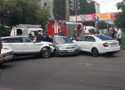 Ноги пассажирки Ford зажало в результате ДТП на воронежском перекрестке