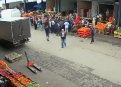 Массовая драка на скандальном воронежском рынке попала на видео