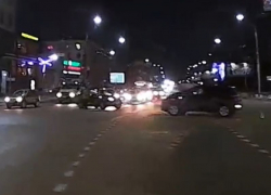 Последствия ДТП на самом аварийноопасном перекрестке сняли на видео в Воронеже