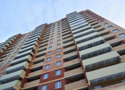 В Воронеже мужчина упал с 15 этажа дома