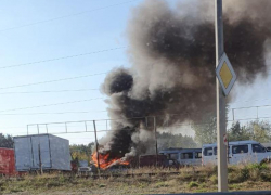 Две машины вспыхнули на окружной в Воронеже 