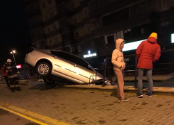 Иномарка вылетела с бетонного выступа в Воронеже