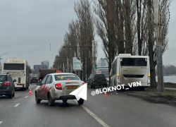 Автобус едва не свалился в водохранилище в Воронеже