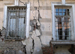 Строители не хотят. Чиновники не могут. Жители аварийных домов еще долго будут прозябать в трущобах