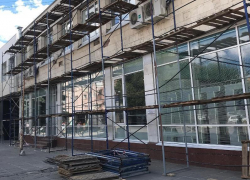 Строительные леса вместе с рабочим рухнули на женщину в центре Воронежа