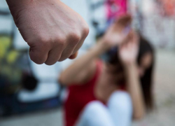 19-летний парень вцепился в горло жительнице Воронежа ради мобильного телефона