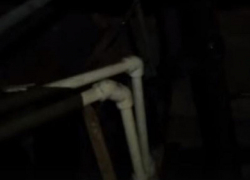 «Нам что, всплывать?»: бушующий фонтан кипятка в подвале дома сняли на видео в Воронеже