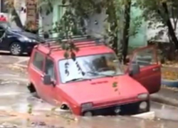 В Воронеже "Нива" утонула в луже во дворе многоэтажки  