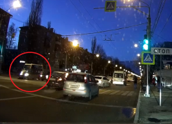 Момент наезда на пешехода попал на видео в Воронеже 