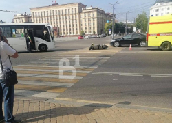 Маршрутка и мотоциклист не поделили дорогу у здания воронежского правительства 