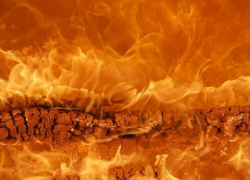 В Воронеже на складе загорелась пластиковая тара