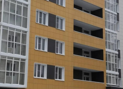 20-летняя девушка из Вьетнама упала из окна многоэтажки в Воронеже