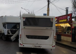 Грузовик, автобус и две легковушки попали в ДТП перед Новым годом в Воронеже 