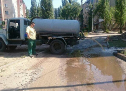 Воронежцы возмутились сливом нечистот на одной из улиц рядом с водохранилищем