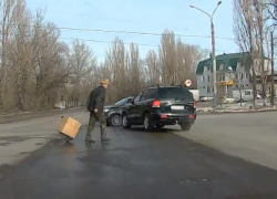 Дед-нарушитель с тележкой спровоцировал ДТП в Воронеже