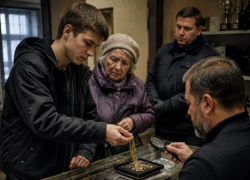 Внук года: воронежский рецидивист потащил бабушку в ломбард сдавать украденную добычу 