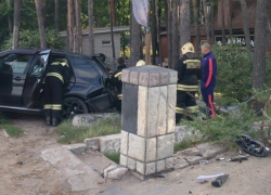 У воронежского «Олимпика» внедорожник «BMW X5» протаранил забор