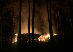 Домик на турбазе под Воронежем сгорел дотла из-за короткого замыкания