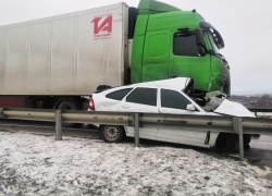 Фура впечатала Lada в отбойник под Воронежем – погиб человек 