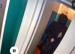 Курьер мошенников засветился на камерах видеонаблюдения в Воронеже