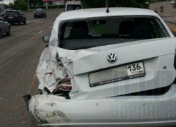 Маршрутка разнесла припаркованный у воронежского парка Volkswagen 