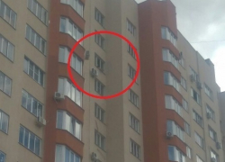 Странная девушка на подоконнике воронежской многоэтажки перепугала горожан