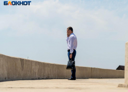 Воронежский бизнесмен напился, уснул на лавке и лишился иностранной валюты