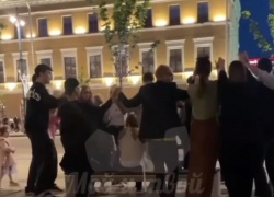 Танцуют все: зажигательный вечер выдался в центре Воронежа