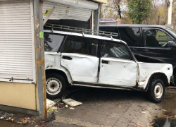 Последствия тарана автомобилем киоска сняли в Воронеже