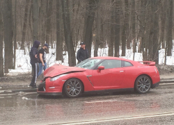Суперкар Nissan GT-R разбили о припаркованные машины в Воронеже 